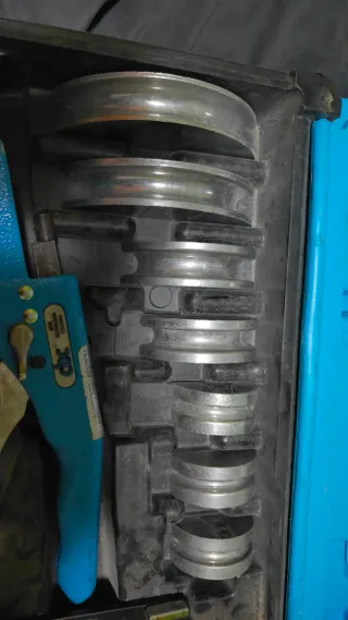 Curvadora de tubos con caja y accesorios