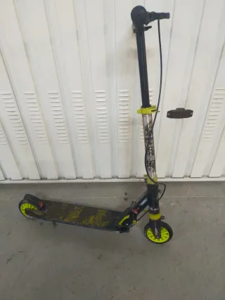 Patinete infantil negro y amarillo