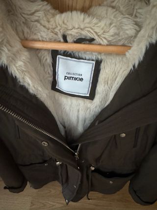 Abrigo verde militar con capucha