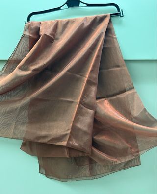 Fular marrón y dorado