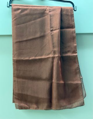 Fular marrón y dorado