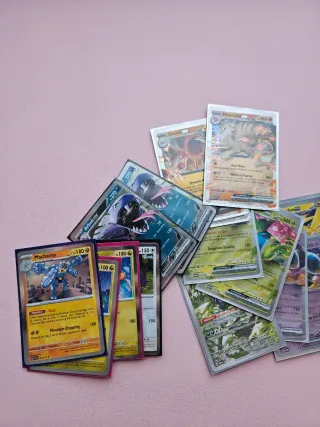 Cartas Pokémon plastificadas y cuidadas