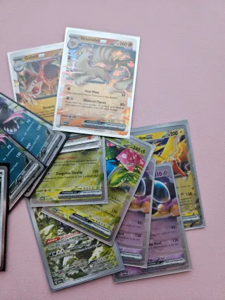 Cartas Pokémon plastificadas y cuidadas