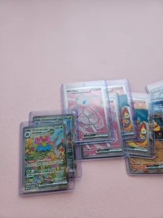 Cartas Pokémon plastificadas y cuidadas
