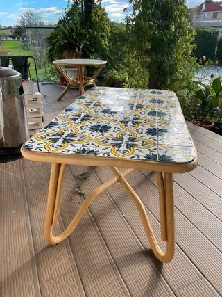 Mesa de jardín de ratán y cerámica