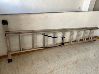 Escalera extensible de aluminio.