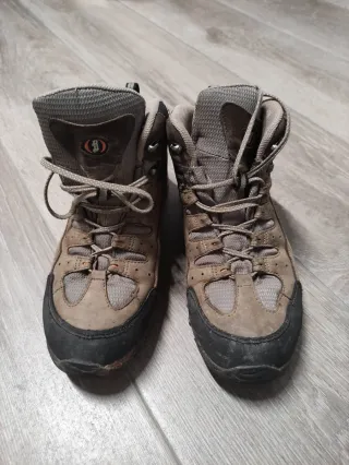 Botas de montaña Bestard marrones y grises