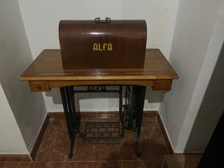 Máquina de coser Alfa antigua