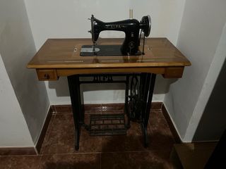 Máquina de coser Alfa antigua