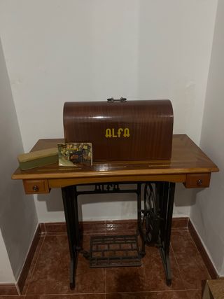 Máquina de coser Alfa antigua