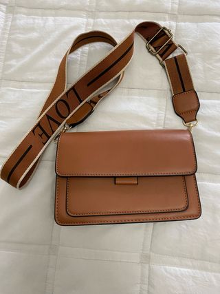 Bolso bandolera marrón.