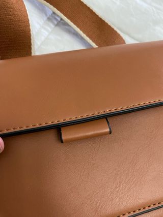 Bolso bandolera marrón.