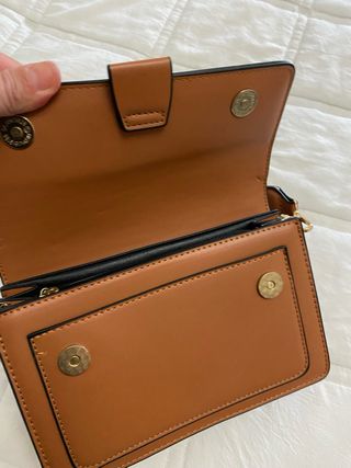 Bolso bandolera marrón.