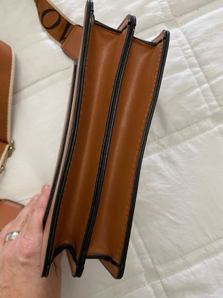 Bolso bandolera marrón.