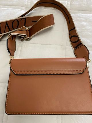 Bolso bandolera marrón.