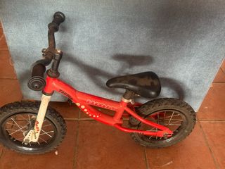 Bicicleta de equilibrio roja para niños