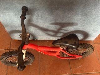 Bicicleta de equilibrio roja para niños
