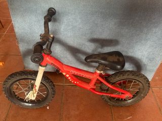 Bicicleta de equilibrio roja para niños
