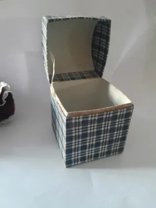 Muñeca de porcelana articulada con caja