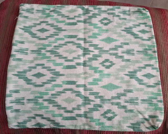 Funda cojín tonos verdes y blancos