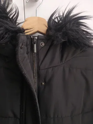 Abrigo negro mujer con capucha