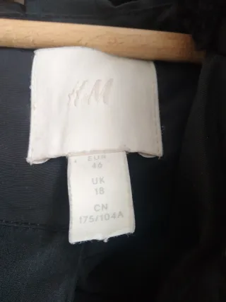 Abrigo negro mujer con capucha