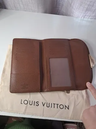 Cartera Engénie de cuero.