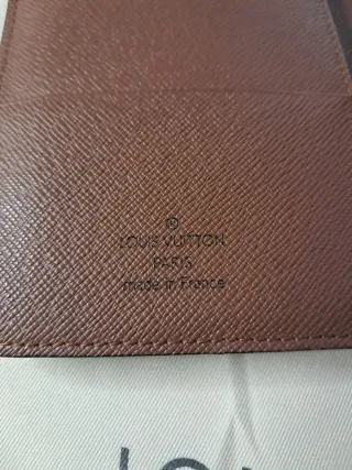 Cartera Engénie de cuero.