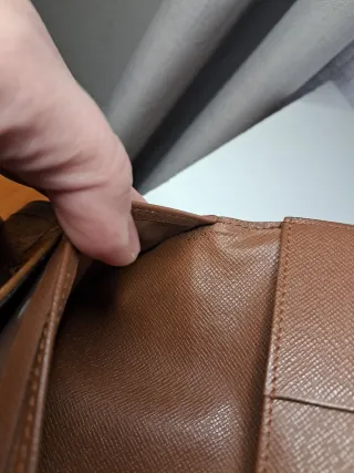 Cartera Engénie de cuero.