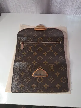 Cartera Engénie de cuero.