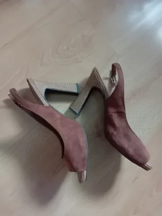 Zapatos de tacón beige y marrón