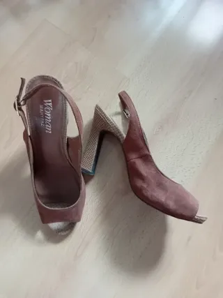 Zapatos de tacón beige y marrón