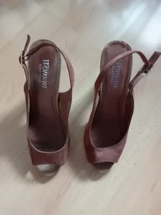 Zapatos de tacón beige y marrón