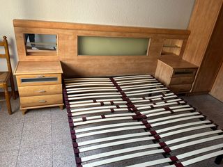 Cabecero con mesitas de madera y cristal