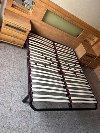 Cabecero con mesitas de madera y cristal