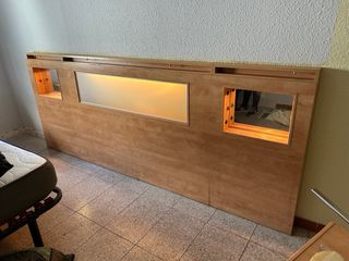Cabecero con mesitas de madera y cristal