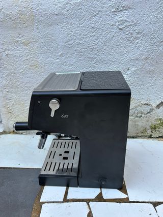 Cafetera DeLonghi Plata y Negra