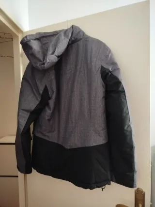 Chamarra gris y negra