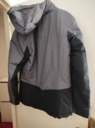 Chamarra gris y negra