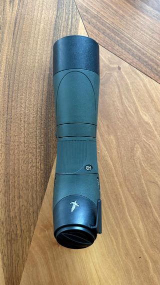 Telescopio Swarovski ATM 65 HD con trípode grande.