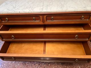Cómoda de madera con tapa de mármol