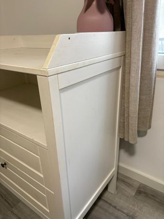 Cómoda blanca y rosa