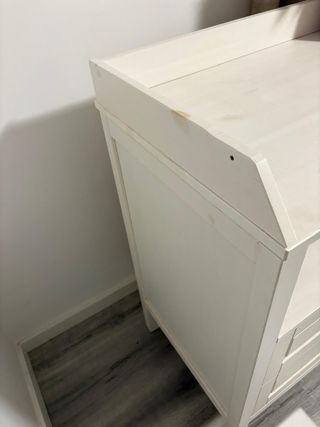 Cómoda blanca y rosa