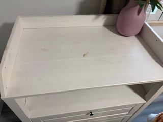 Cómoda blanca y rosa