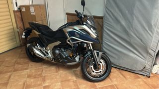 Honda NC750X DCT con defensas y antiniebla