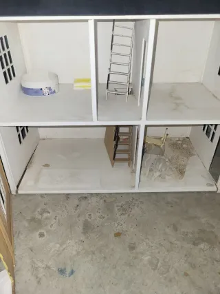 Casa de muñecas amarilla con tejado negro