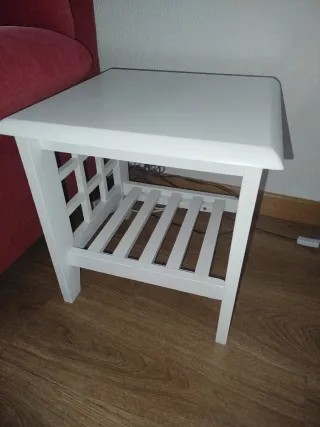 Mesa auxiliar blanca de madera