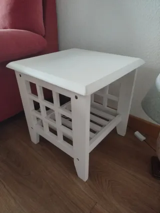 Mesa auxiliar blanca de madera