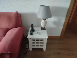 Mesa auxiliar blanca de madera