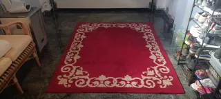 Alfombra roja con diseño floral